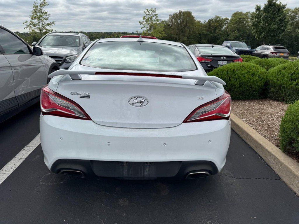 Used 2016 Hyundai Genesis Coupe 3.8 RWD image 3