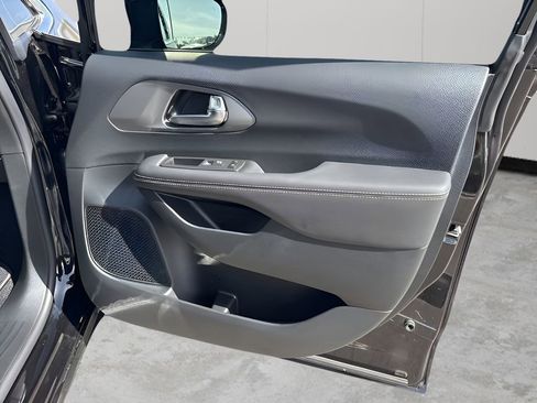New 2025 Chrysler Pacifica Select AWD/4WD image 14