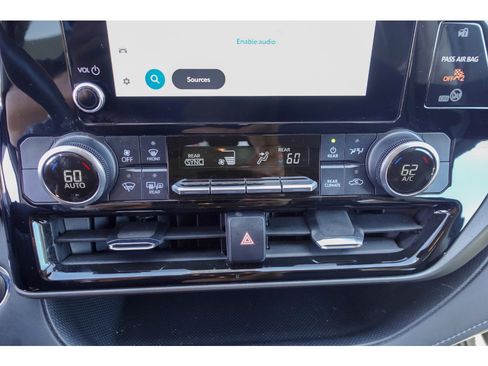 Used 2023 Toyota Highlander LE AWD/4WD image 19