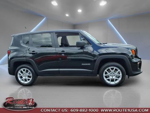 Used 2023 Jeep Renegade Latitude AWD/4WD image 2