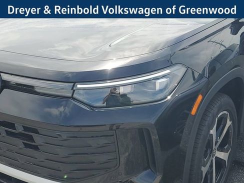 New 2025 Volkswagen Tiguan SE image 9