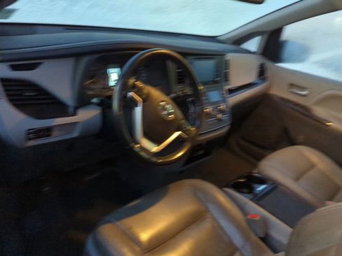 Used 2019 Toyota Sienna XLE image 8
