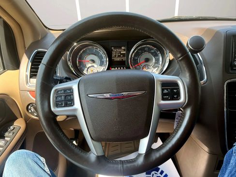 Used 2015 Chrysler Town & Country Touring-L w/ Driver Convenience Group FWD image 17
