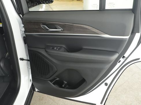 New 2026 Jeep Grand Cherokee Altitude image 14