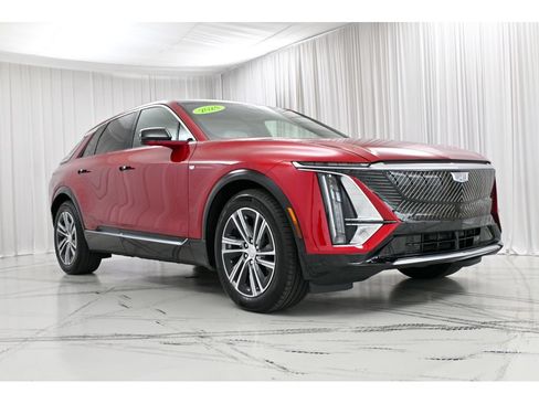 Certified 2024 Cadillac Lyriq Luxury AWD/4WD image 2