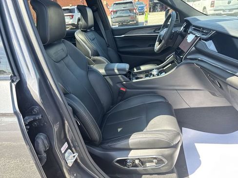 Used 2023 Jeep Grand Cherokee Overland w/ Luxury Tech Group IV AWD/4WD image 28