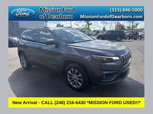 Used 2019 Jeep Cherokee Latitude Plus w/ Cold Weather Group AWD/4WD image 1