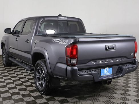 Used 2018 Toyota Tacoma TRD Sport AWD/4WD image 7