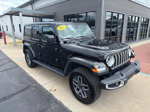 Used 2025 Jeep Wrangler Unlimited Sahara w/ Technology Group AWD/4WD image 42