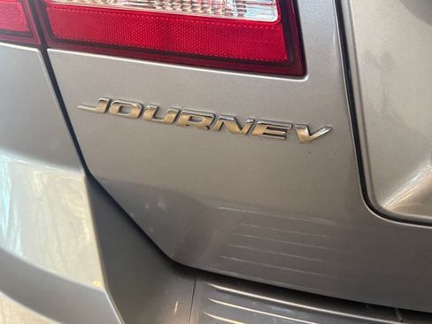 Used 2020 Dodge Journey SE w/ SE Popular Equipment Group FWD image 23