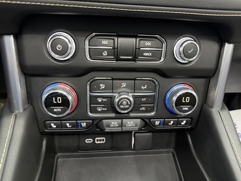 Used 2023 GMC Yukon SLT w/ SLT Premium Package AWD/4WD image 19