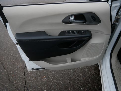 Certified 2023 Chrysler Pacifica Touring-L image 20