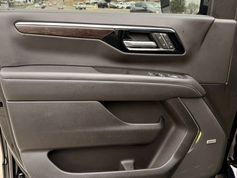 Used 2025 Chevrolet Suburban Premier image 49