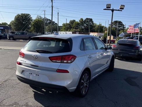 Used 2018 Hyundai Elantra GT FWD image 12