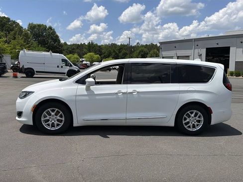 Used 2020 Chrysler Pacifica Touring w/ Advanced Safetytec Group FWD image 10