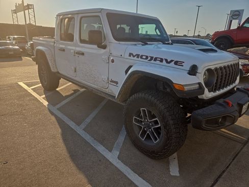 Used 2025 Jeep Gladiator Mojave w/ Convenience Group AWD/4WD image 4