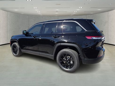 New 2026 Jeep Grand Cherokee Altitude RWD image 4