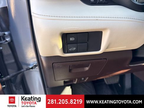 Used 2022 Toyota Highlander XLE image 11