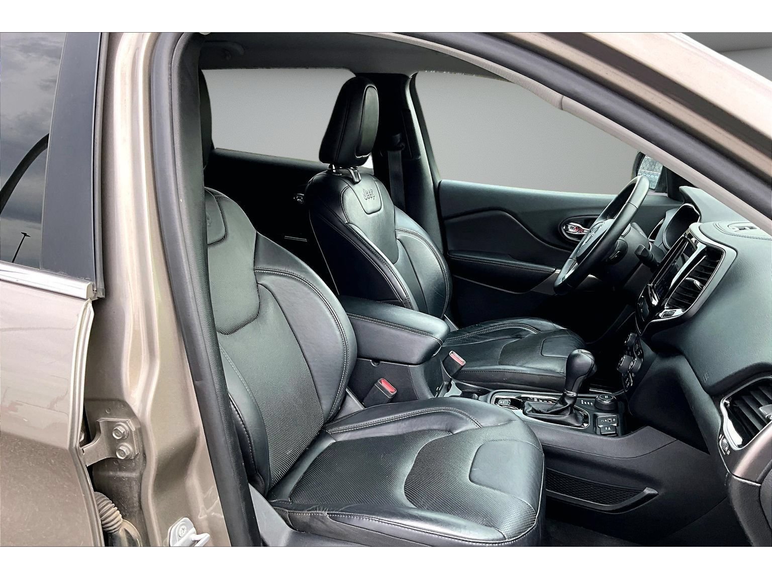 Used 2019 Jeep Cherokee Limited AWD/4WD image 49