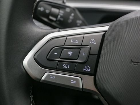 Used 2025 Volkswagen Tiguan SE w/ Panoramic Sunroof Package image 24