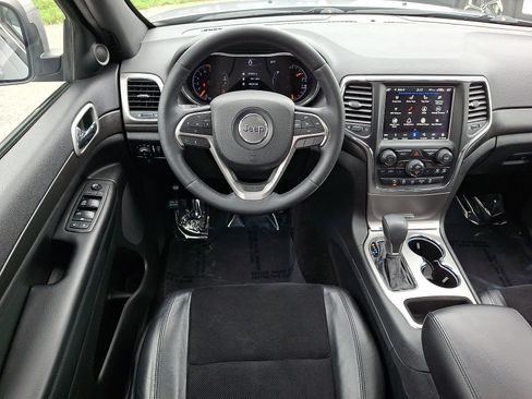 Used 2018 Jeep Grand Cherokee Altitude AWD/4WD image 10