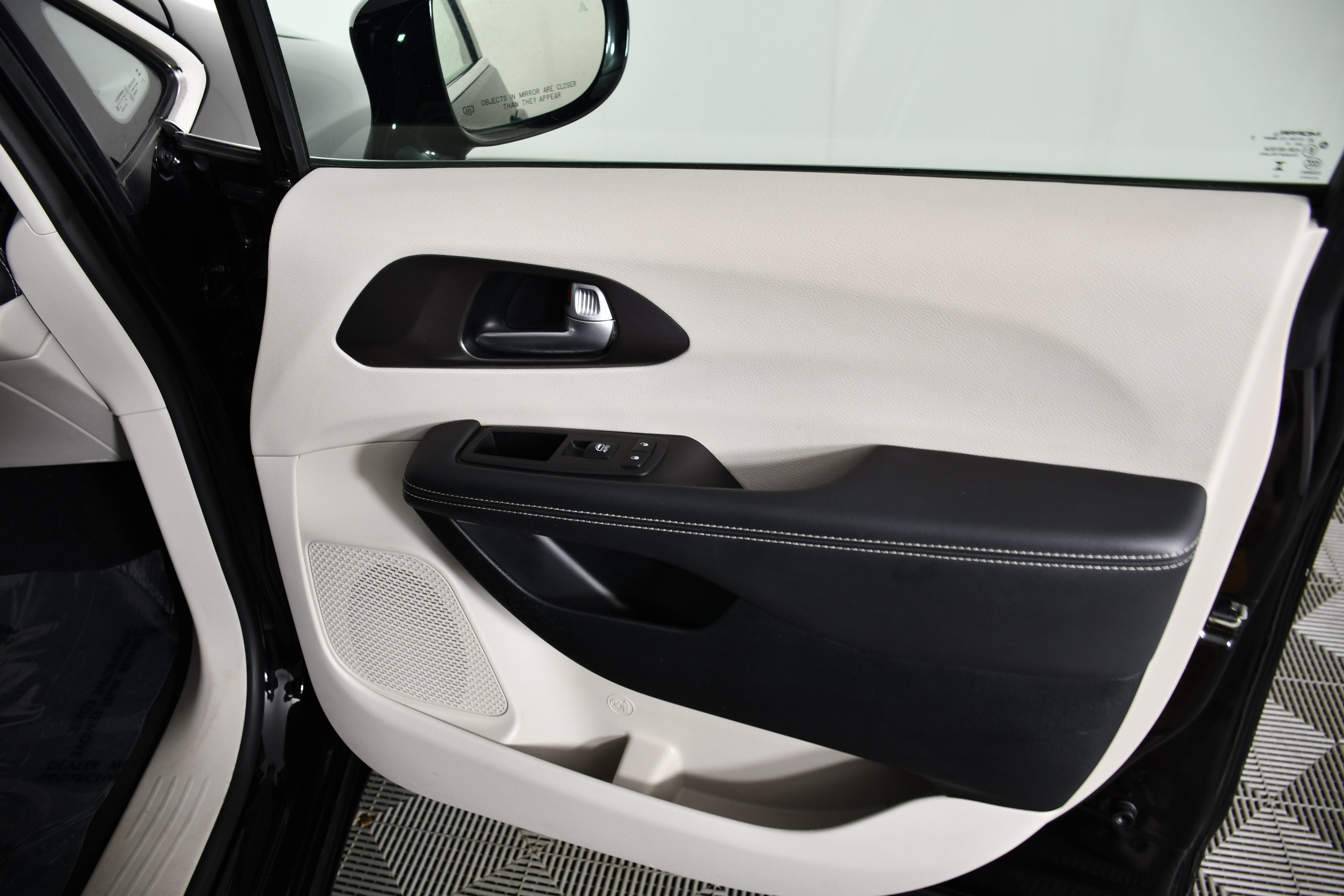 Used 2024 Chrysler Pacifica Limited FWD image 39