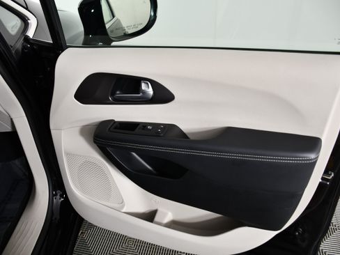 Used 2024 Chrysler Pacifica Limited FWD image 39