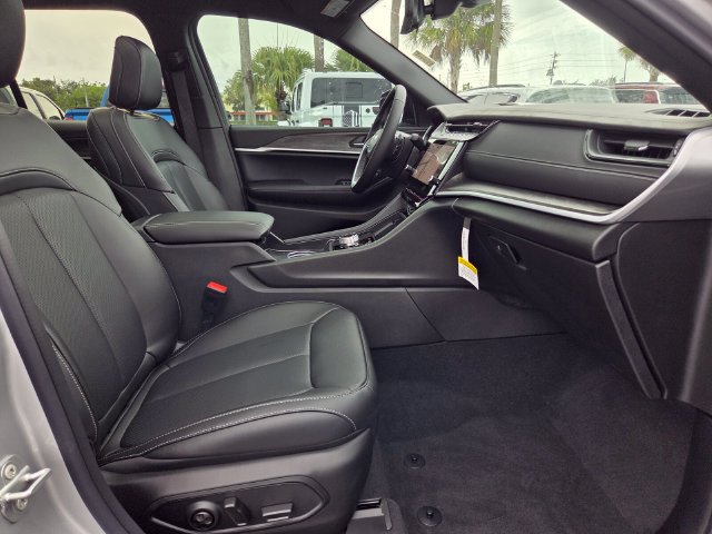 New 2026 Jeep Grand Cherokee Limited w/ Luxury Tech Group II RWD image 18