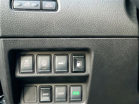 Used 2020 Nissan Rogue SV image 10