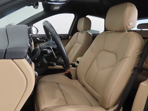 Certified 2026 Porsche Macan AWD/4WD image 5