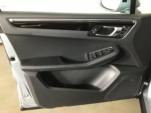 Certified 2026 Porsche Macan AWD/4WD image 30