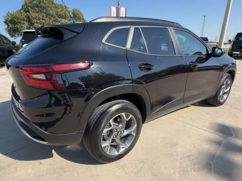 Used 2025 Chevrolet Trax LT FWD image 8
