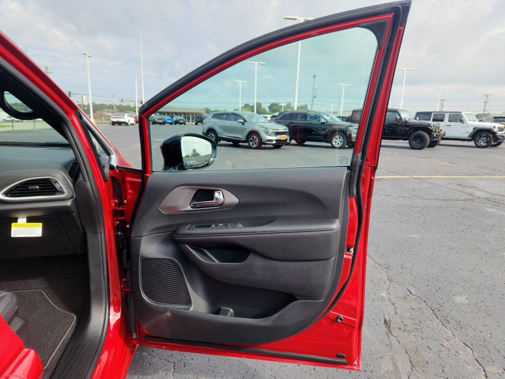New 2027 Chrysler Pacifica Select FWD image 39