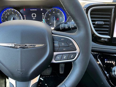 Used 2025 Chrysler Pacifica Select FWD image 20