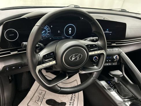 Used 2023 Hyundai Elantra SEL w/ Convenience Package FWD image 4