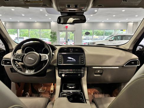 Used 2017 Jaguar F-PACE R-Sport image 26