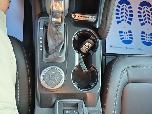 New 2025 Ford Bronco Outer Banks w/ Sasquatch Package image 27