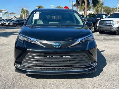 Used 2024 Toyota Sienna XLE image 3