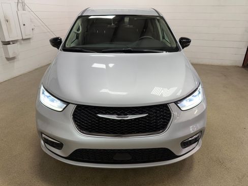 Used 2024 Chrysler Pacifica Touring-L FWD image 27