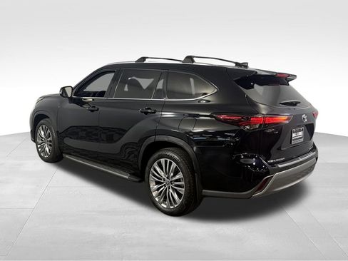 Used 2024 Toyota Highlander Platinum FWD image 7