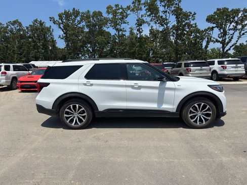 Used 2025 Ford Explorer ST-Line RWD image 4