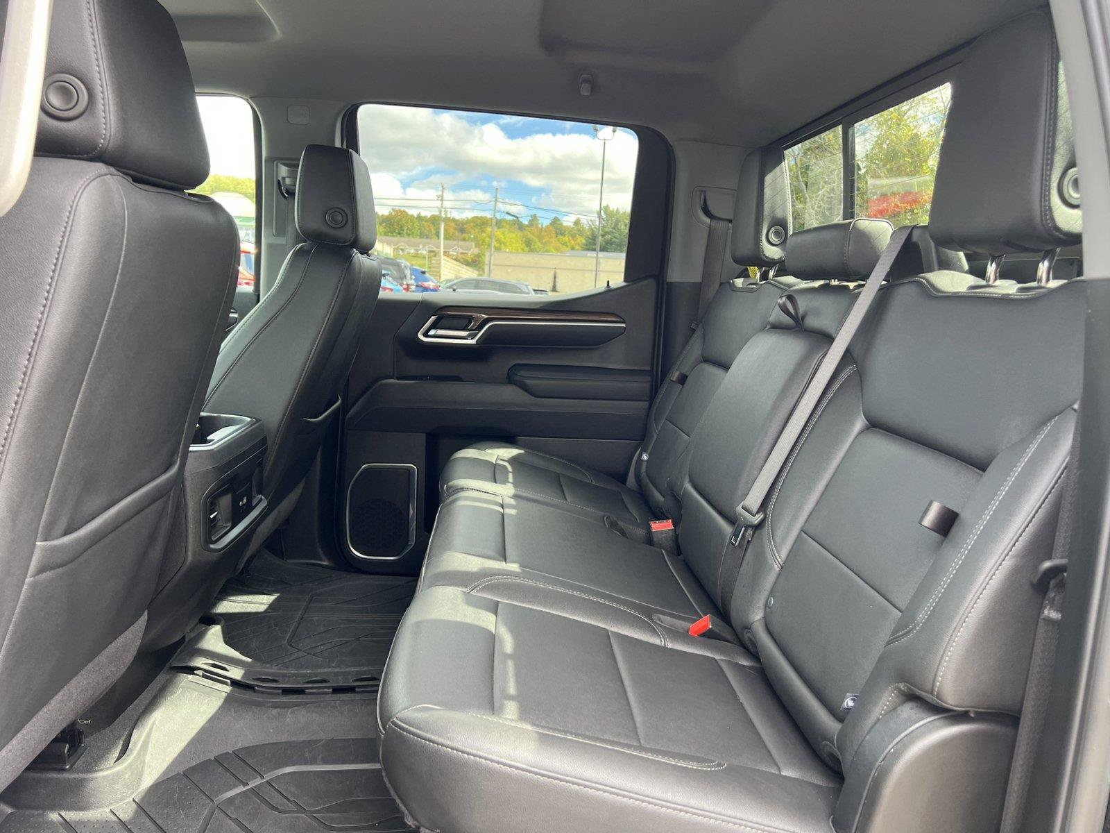 Used 2025 Chevrolet Silverado 1500 RST w/ Redline Edition AWD/4WD image 4
