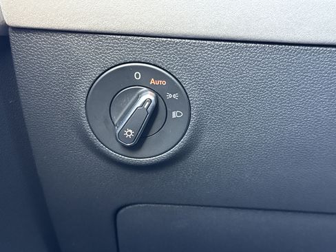 Certified 2025 Volkswagen Taos SE image 13