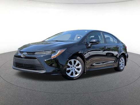 Used 2025 Toyota Corolla LE FWD image 1