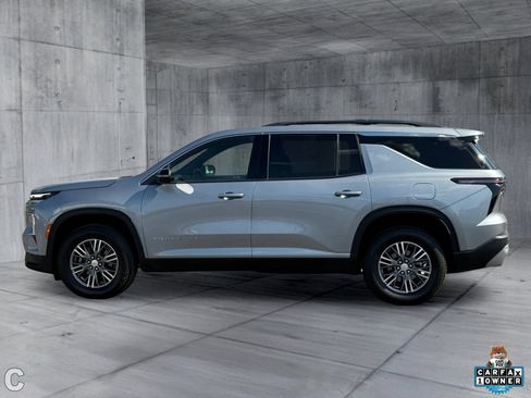 Used 2024 Chevrolet Traverse LT FWD image 3
