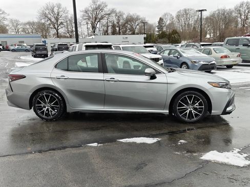 Used 2023 Toyota Camry SE image 5
