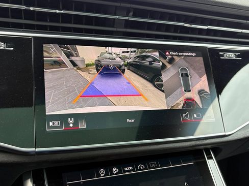 Used 2023 Audi Q8 Premium image 3