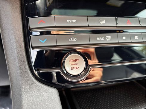 Used 2018 Jaguar F-PACE Premium image 31