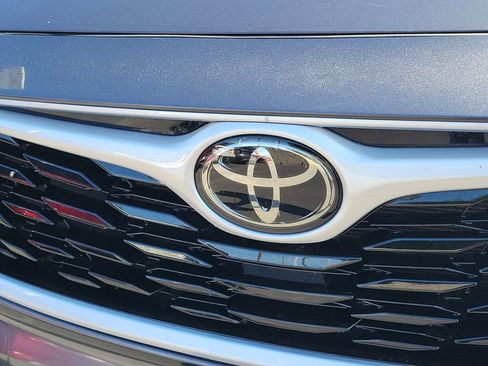 Used 2024 Toyota Highlander XLE FWD image 27