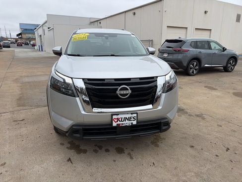 Used 2024 Nissan Pathfinder SV FWD image 3